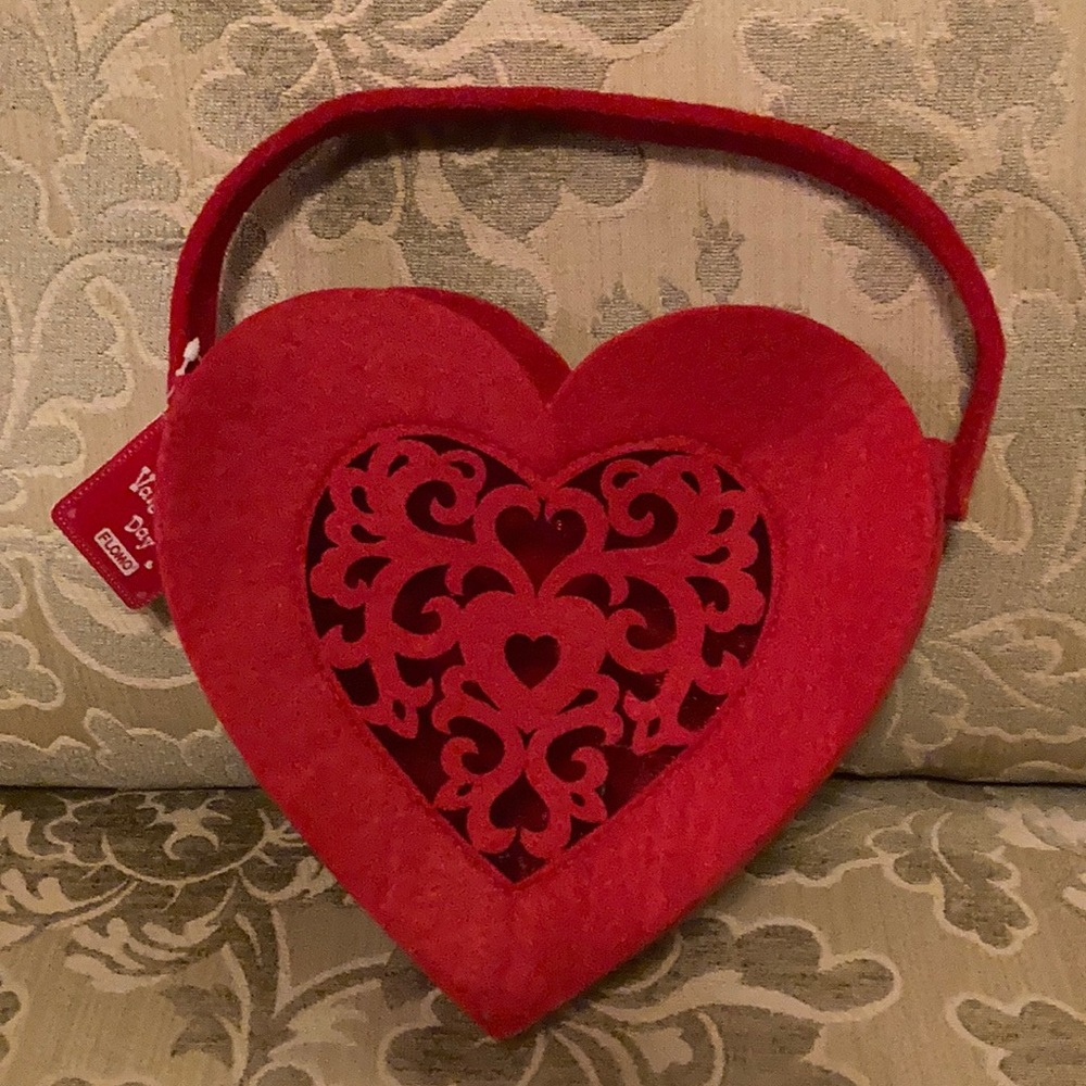 NWT Flomo felt heart shaped basket w/handle.